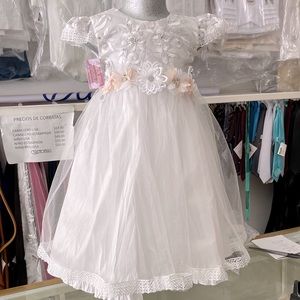 Beautiful baby girl dress, could be used as a baptism dress or for a party.